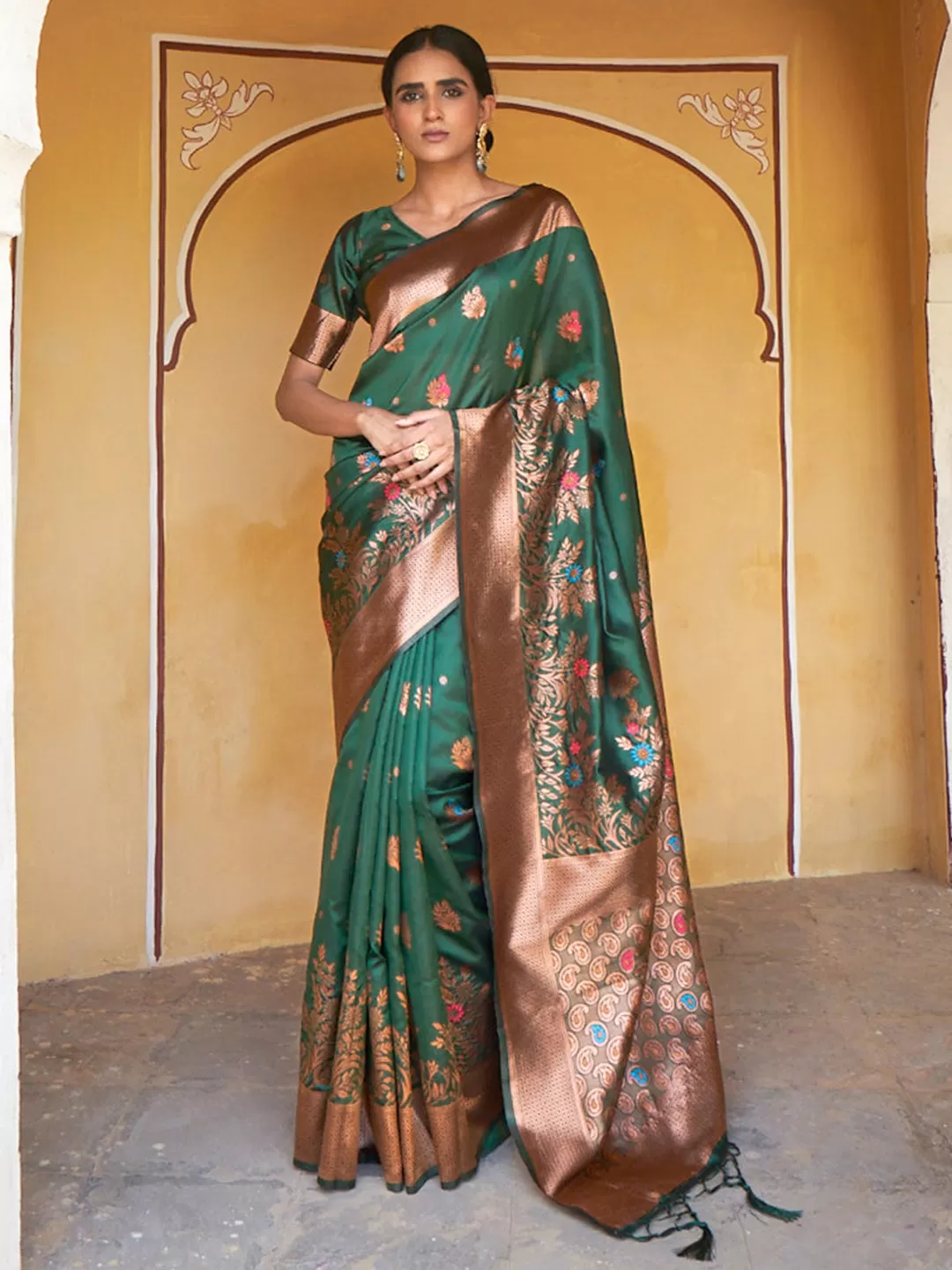 Green Banarasi Silk Woven Dual Tone Floral Design Saree with Unstitched Blouse Piece