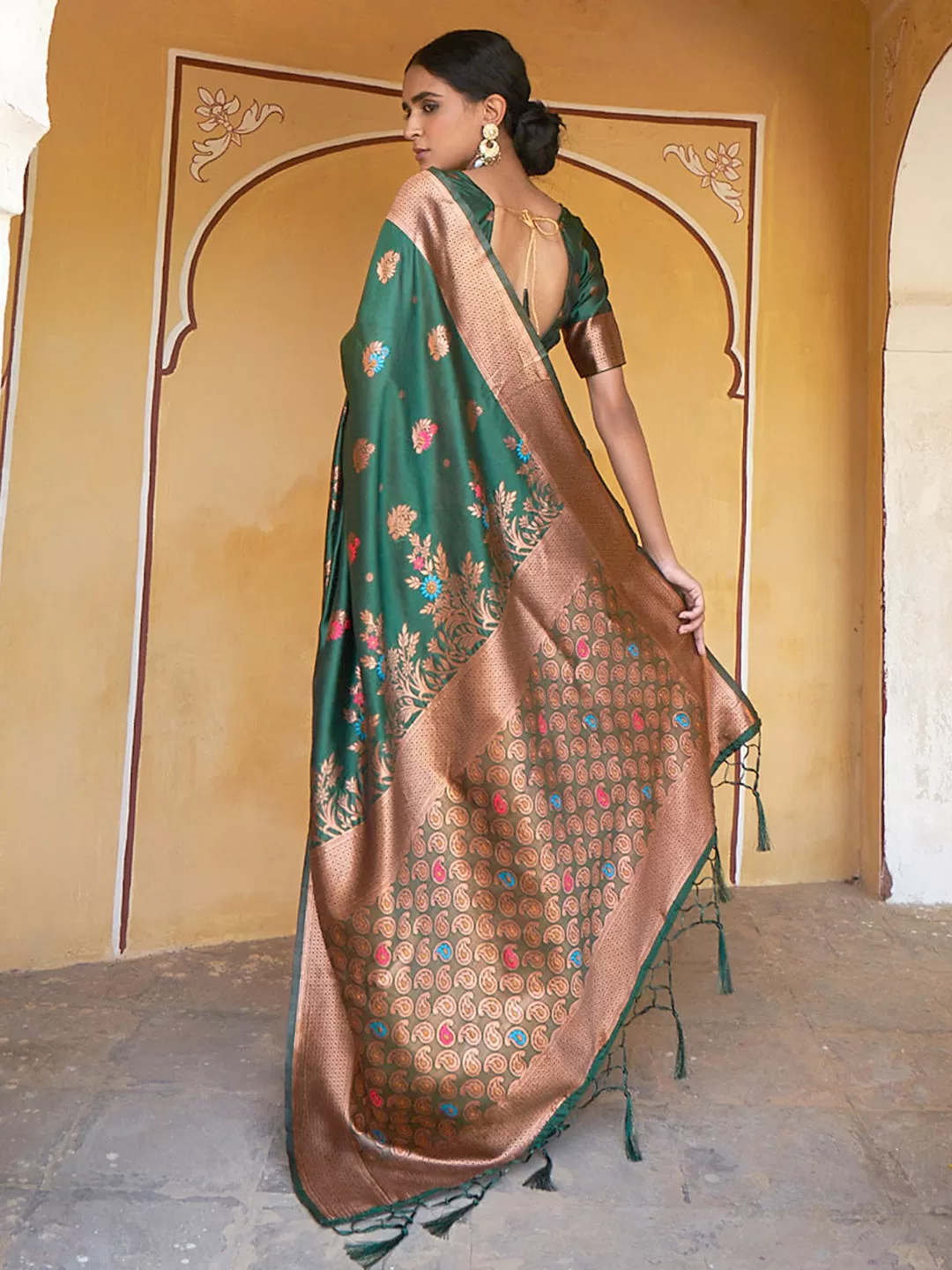 Green Banarasi Silk Woven Dual Tone Floral Design Saree with Unstitched Blouse Piece