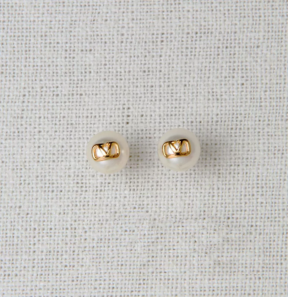 Pearl V Studs Small 10mm, Gold