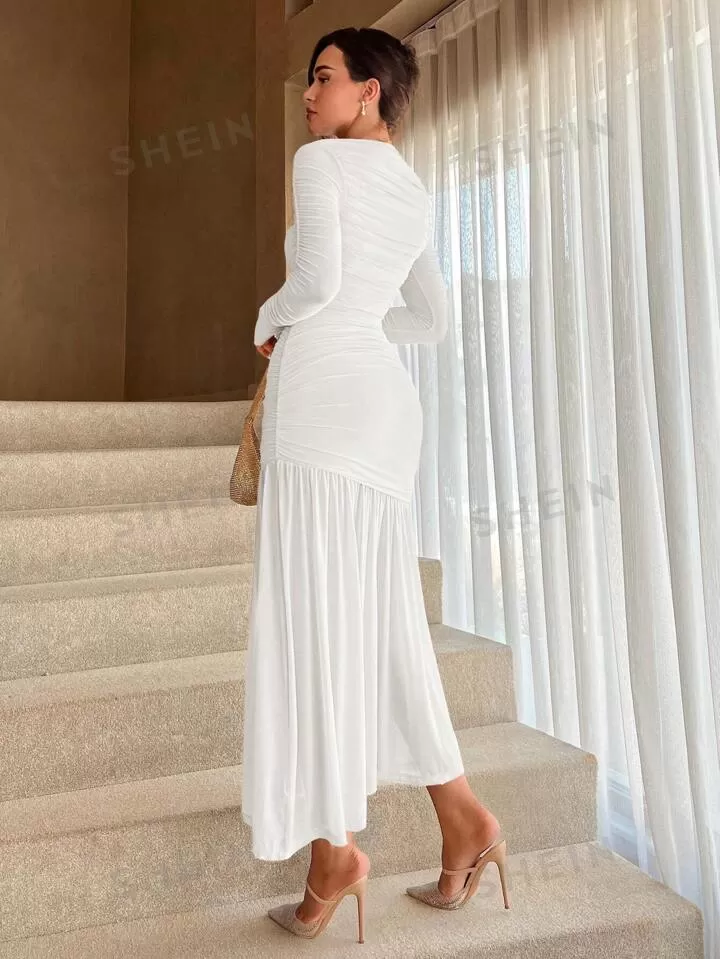 Round neck long sleeve pleated dress in white